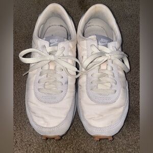 Nike daybreak white gum size 6